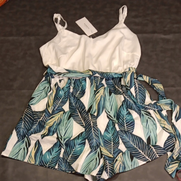 NWT. BloomChic White/Blue Tropical Leaf Print and White Cami Romper Side Tie - Picture 3 of 12